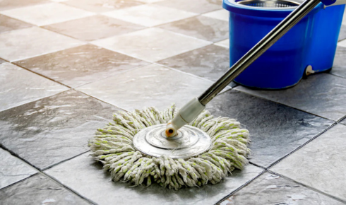 How can using a microfibre mop instead of a traditional cloth reduce streaks on tiled floors